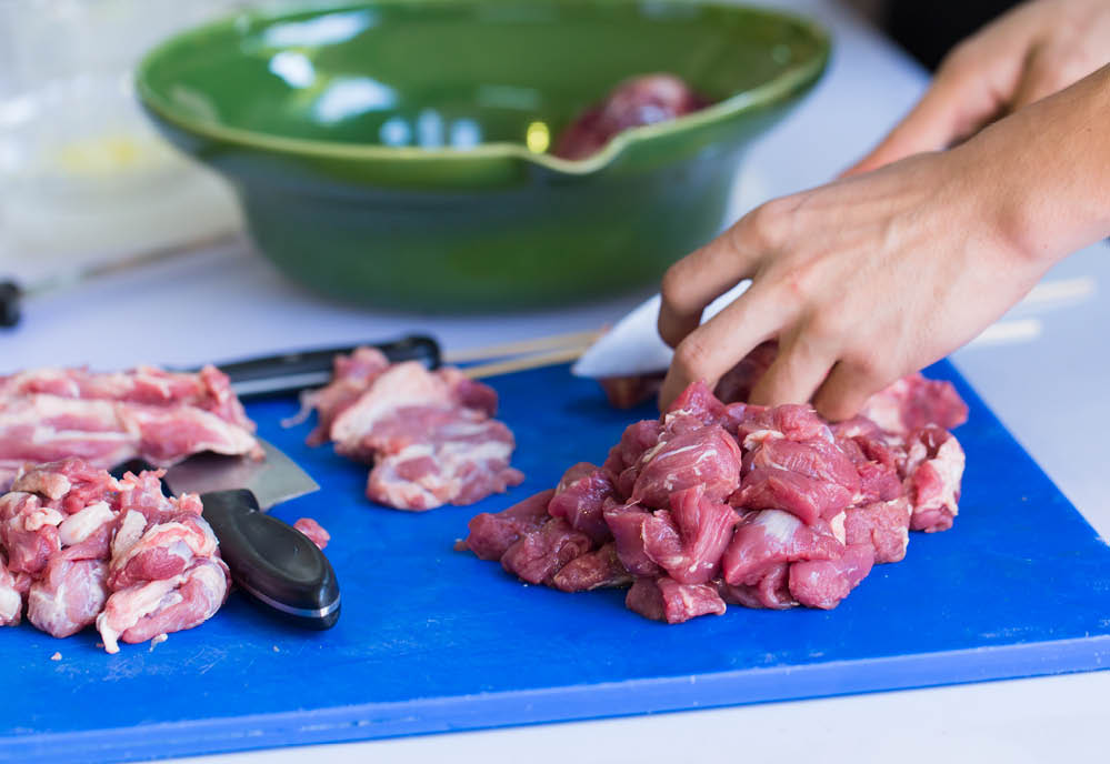 using chopboard wrong color. chopping board for meat is red not blue for seafood, different colors of chop boards in kitchen for prevent contamination.